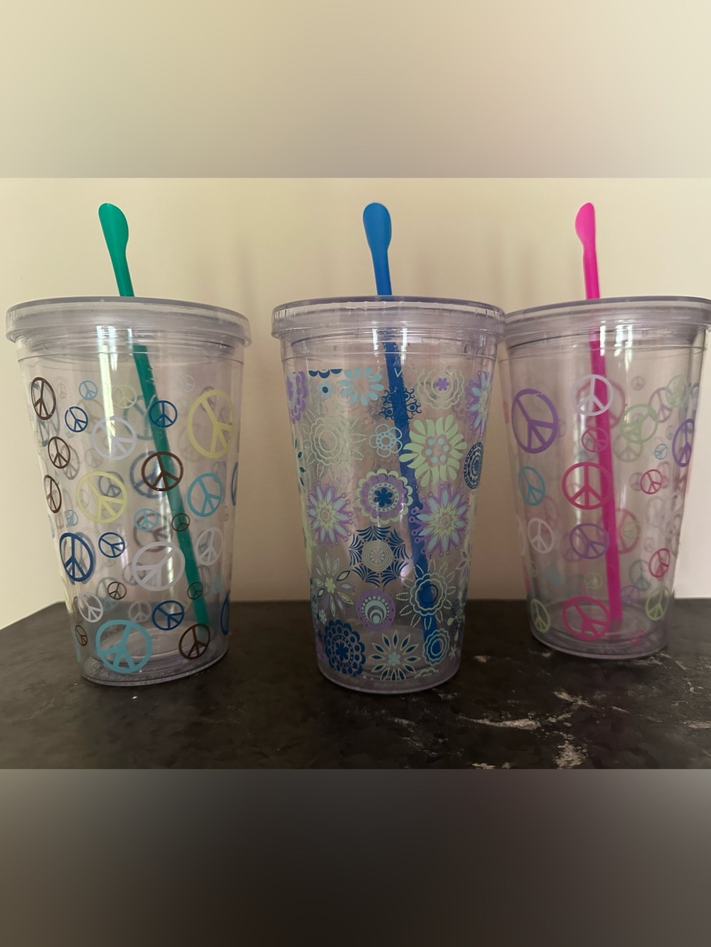 Plastic lidded tumblers cups set (3) peace signs floral